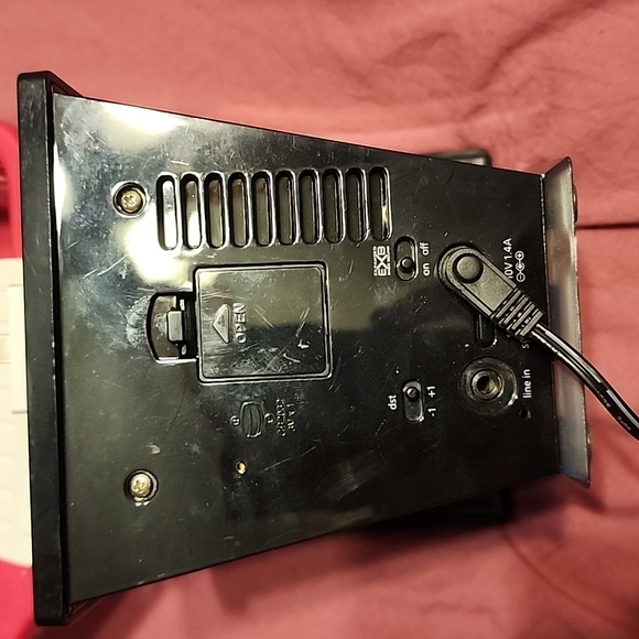 I home alarm clock, speaker and phone charger - Picture 3 of 4